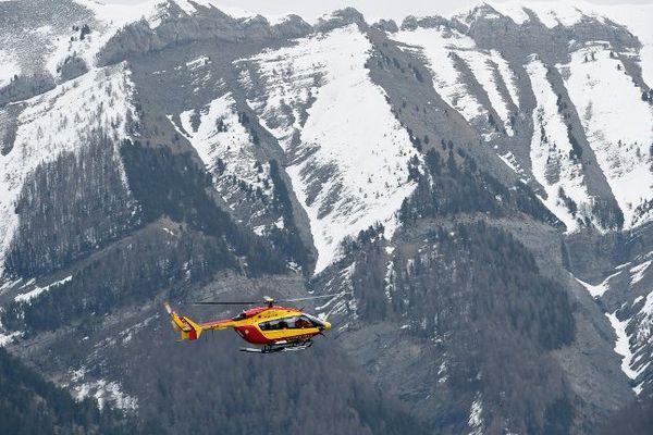 Un avion de la sécurité civile survole les lieux du crash