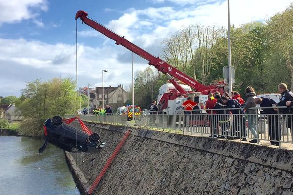 Un corps retrouvé dans une voiture dans la Sarthe