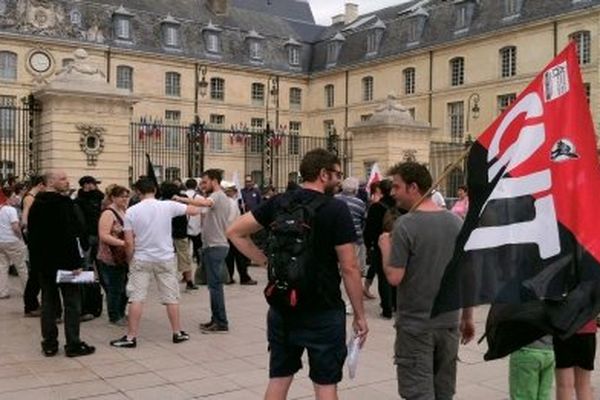 Environ 80 personnes se sont rassemblées à partir de 14h30, place de la libération,  pour rendre hommage à la mémoire de Clément Méric