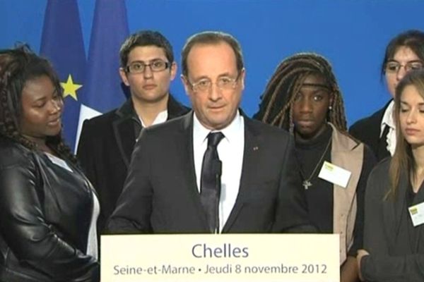 François Hollande signe les 12 premiers contrat d'avenir à Chelles en Seine et Marne.