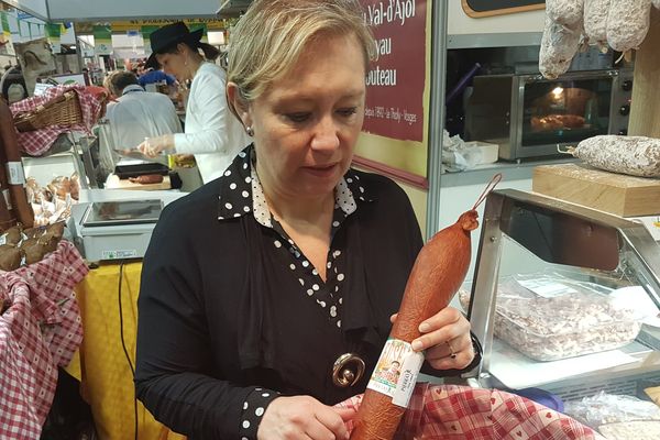 Mme Pierrat est heureuse de présenter le premier fuseau lorrain primé au salon de l'agriculture. 