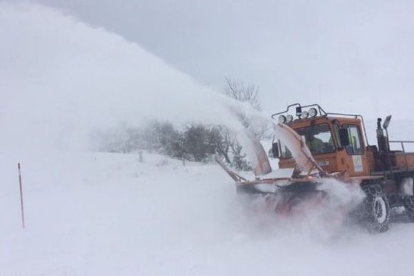 Une fraise de déneigement sur le col de Finiels en Lozère - 2 février 2015