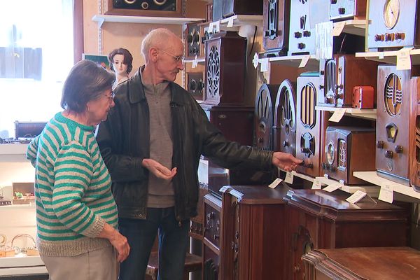 Didier Parent, conservateur du petit musée de la radio de Boeschepe (Nord), et son épouse Martine.