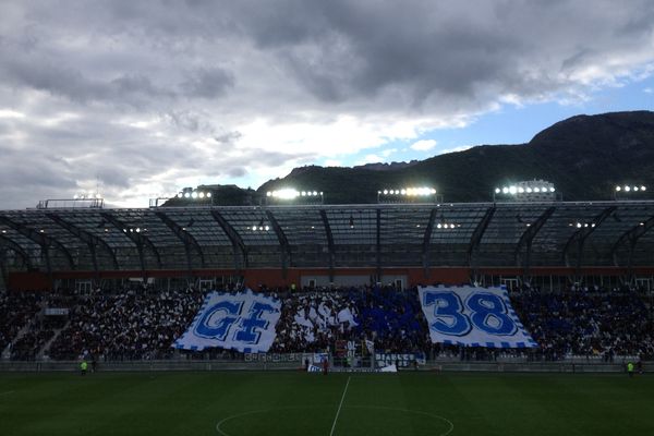 Plus de 6000 personnes étaient présentes dans les tribunes du Stade des Alpes pour ce match entre Grenoble et Strasbourg, deux anciennes gloires de l'élite. Mais malgré l'affluence, ce fut une sale soirée pour le GF38... 