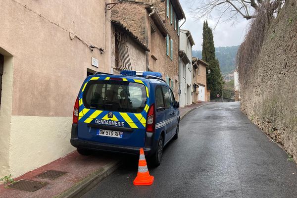 Aux Arcs-sur-Argens, rue Guillaume Olivier, des gendarmes sont encore présents devant le domicile de l’homme tuér par un gendarme du PSIG.