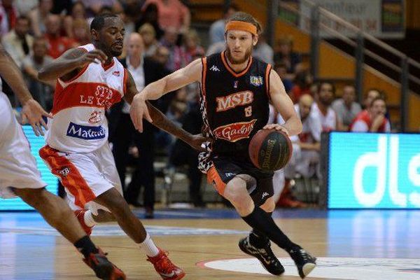 16/05/2015 Basket Pro A Saison 2014/2015 / Le Havre - Le Mans : Le Manceau Antoine EITO (à droite) face au Havre