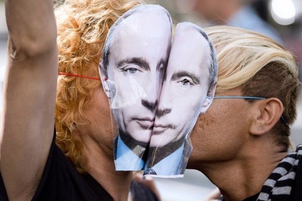 Kiss in à Paris devant l'ambassade Russe pour dénoncer l'homophobie