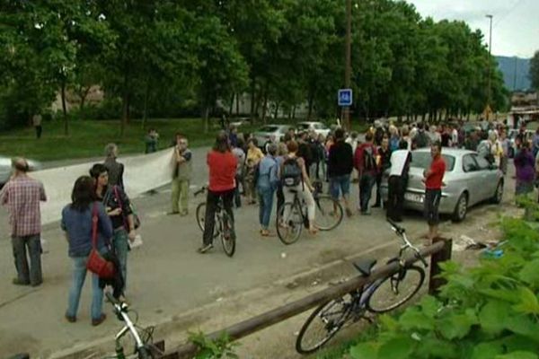 Manif en bordure de route à proximité du bidonville 