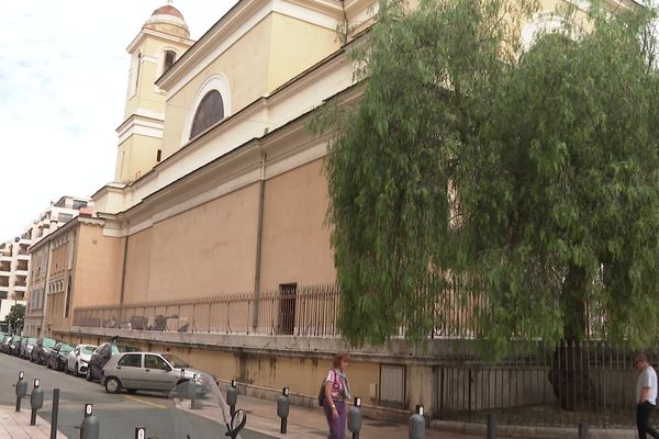 Le campement est situé au pied du mur de l'église du Vœu à Nice.