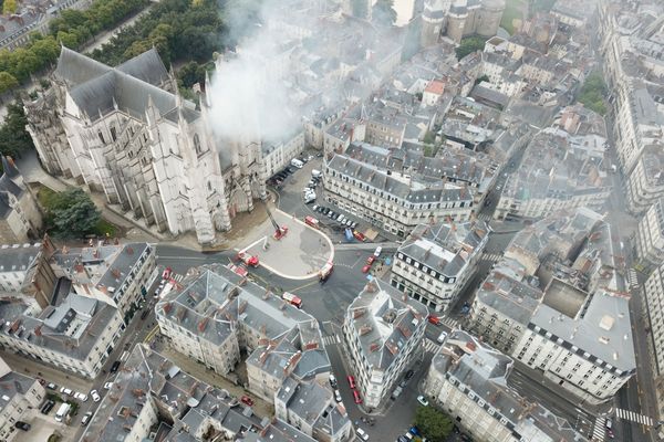  Vue aérienne de l'Incendie de la cathédrale de Nantes du 18 juillet 2020  