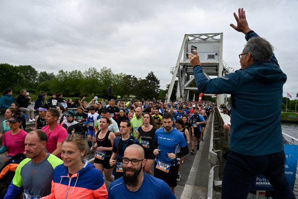 Ce dimanche 2 juin matin, 5 000 personnes se sont élancés pour le marathon et ainsi rendre hommage aux héros du 6 juin 1944. Des coureurs venus du monde entier. Soixante-quatre nationalités ont foulé le sol en cette édition marquée par le 80ᵉ anniversaire du Débarquement.