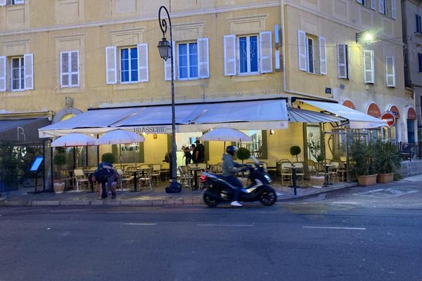 Une explosion a occasionné quelques dégats sur une terrasse d'un établissement du centre-ville d'Ajaccio