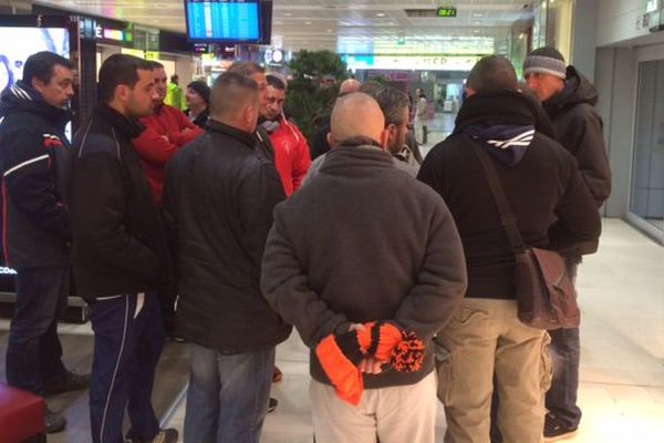 Les syndicats des pompiers de l'aéroport Toulouse-Blagnac réunis dans l'aérogare. 