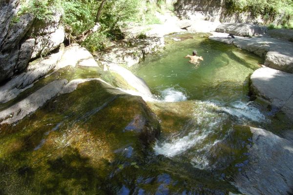 Une marmite d’eau émeraude en forme de haricot accueillera votre glissade sur un petit toboggan naturel de 2 m... Pas mal non ?