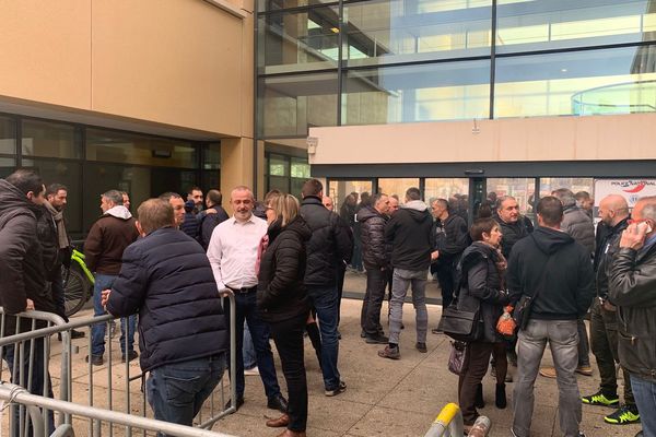 Une trentaine de policiers ce mardi midi devant le commissariat de Montpellier en hommage au policier tué à Bron, et pour exprimer leur colère face à leur condition de travail - 14 janvier 2020