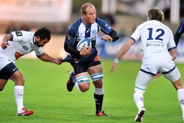 Junior Pelesasa (Agen) à gauche et Jamie Robinson (Agen) à droite aux prises avec Jan Bornman (Castres)