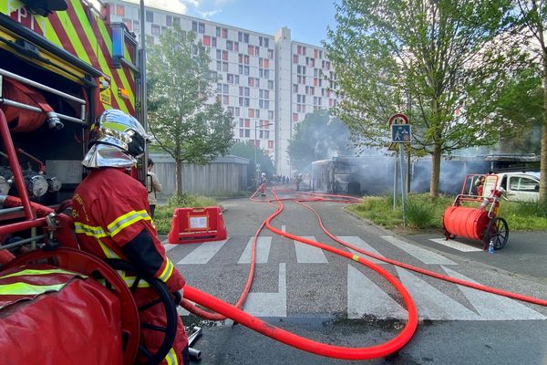 Le feu a endommagé une partie de la carrosserie, tandis qu'un brûlé léger a été transporté au CHU de Bordeaux.