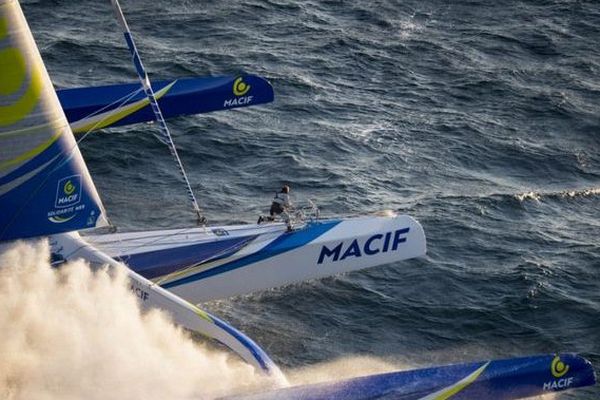 François Gabart sur la coque centralede son maxi-trimaran.