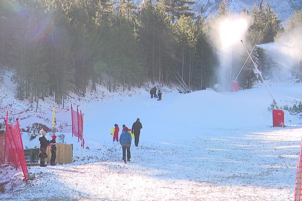 Les canons à neige ne suffisent pas encore à permettre l'ouverture des pistes.