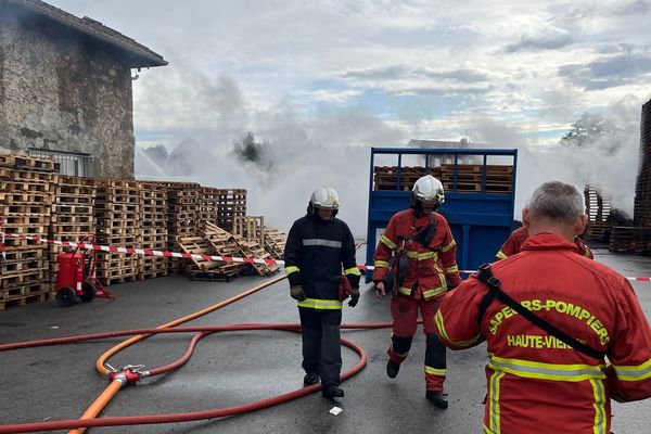 L'incendie a détruit une large partie des 10 000 palettes stockées sur le site de l'entreprise Limoges Palettes.