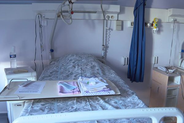 Un lit de l'unité Covid de l'hôpital de Grasse.