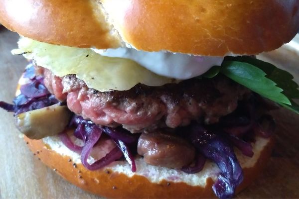 Le kazbar burger : pain bretzel tartiné de bibeleskaese, chou rouge et marrons, tome welsh au pinot gris