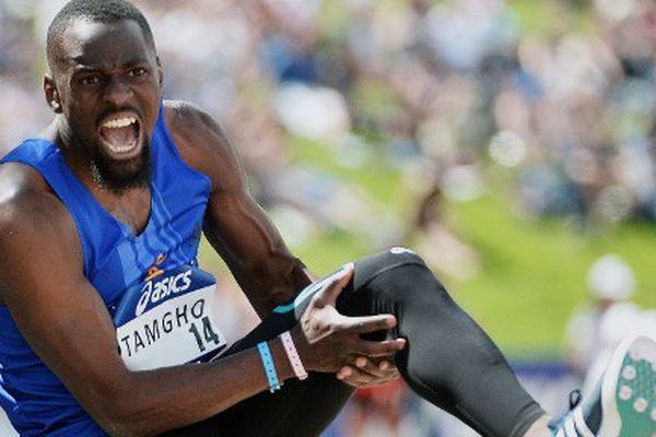 Le champion du monde 2013 du triple saut Teddy Tamgho, fauché samedi en pleine tentative par une fracture du fémur gauche alors qu'il réalisait les minima pour les JO de Rio aux championnats de France d'Angers, ne pourra réaliser son rêve olympique.