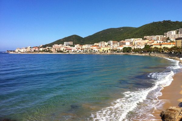 Les températures particulièrement clémentes de ce début novembre permettent aussi de grandes balades pour profiter des paysages magnifiques qu'offre la Corse.