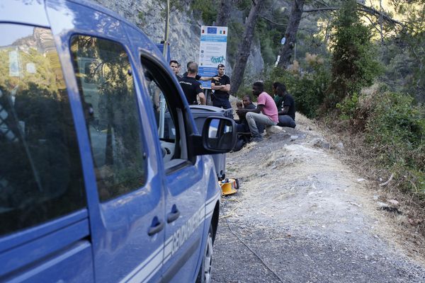 Des migrants appréhendés le 12 juillet 2017  au barrage de Fanghetto à la frontière franco italienne.