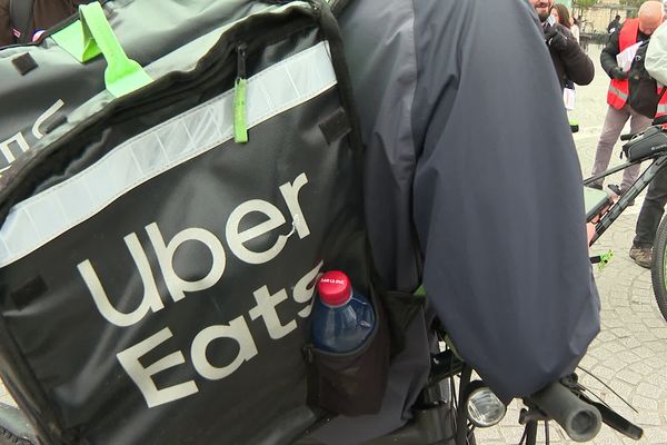 Face à plusieurs baisses successives de leur rémunération, les livreurs manifestent dans une cinquantaine de villes de France ce week-end du 2 et 3 décembre.