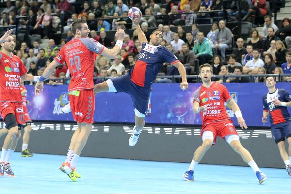 Saint-Raphaël, en rouge, a battu le PSG lors de la 1/2 finale de la Coupe de la Ligue de Handball, le 1er février à Chambéry