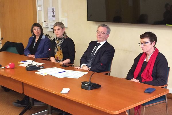 François Bonneau, président de la Région et Catherine Münsch-Masset, vice-présidente à l'éducation au Conseil régional (au centre) en conférence de presse ce mardi