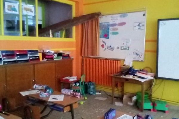 Une poutre a traversé les vitres d'une école, à Buzançais. Les écoliers et leur enseignante ont été choqué par cette scène spectaculaire.