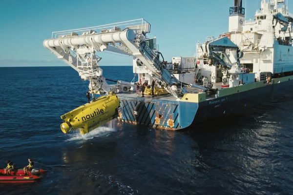 L'équipage du Nautile sonde les abysses de l'océan.