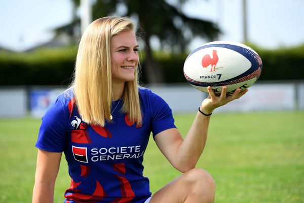 Chloé Jacquet, originaire de Viriat, dans l'Ain, se hisse en demi-finale du rugby à 7