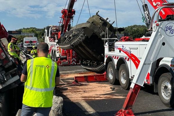 Accident inhabituel : un char d'assaut, impliqué dans une collision sur l'autoroute A7 ce vendredi, provoque des bouchons dans les deux sens durant plusieurs heures.