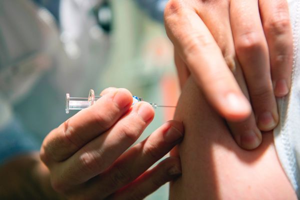 Un médecin administre un vaccin à un patient - Photo d'illustration