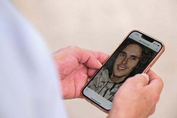 Sébastien Raoult en photo sur le téléphone de son père Paul Raoult.