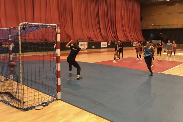 Les handballeuses du HBCAM 63 joueront leur premier match à domicile le 19 septembre prochain en espérant pouvoir accueillir le public à la Maison des Sports de Clermont-Ferrand. Pour l'instant toutes les conditions sont réunies. 