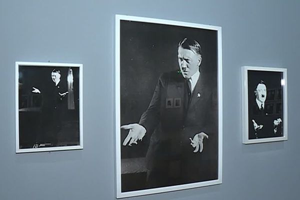 Clou de l’exposition, des clichés de 1927 montrent Hitler travaillant sa gestuelle d’orateur