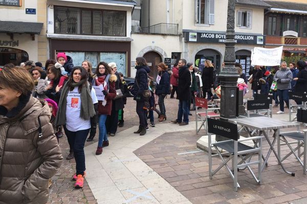 Environ 250 manifestants à Chambéry pour protester contre la suppression de 16 postes d'ATSEM