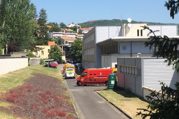 Plusieurs véhicules de pompiers et du Samu se sont rendus au collège chamaliérois.