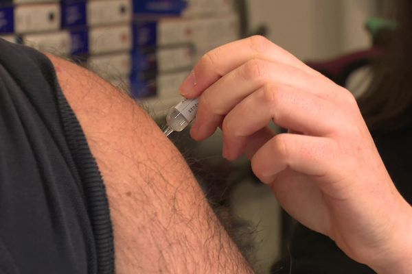 Vaccination contre la grippe dans une pharmacie bretonne