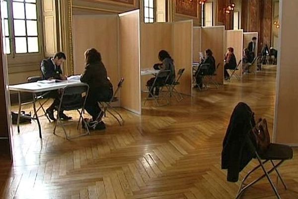 Tous les ans, des étudiants en droit fiscal, assistés par un contrôleur des finances publiques, aident les contribuables dijonnais à remplir leur déclaration de revenus.