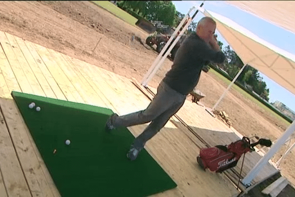 Cyrille Le Ponner, professeur de golf, vient de signer un contrat avec la société hippique d'Alençon pour aménager dans  la partie centrale de l'hippodrome un parcours de six trous.
