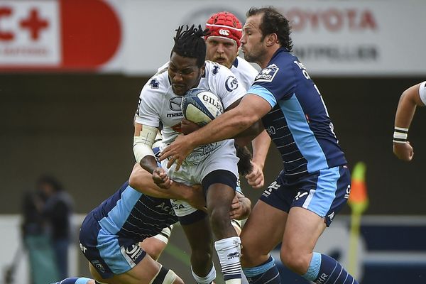 L'agenais Nicolas Metge retenu par le Montpelliérien  Kelian Galletier le 5/04/19 lors de la 21e journée de Top 14