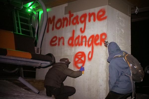 "Montagne en danger" mais aussi "Stop Tomorrowland" ou encore "Bilan carbone +++" ont été tagués sur différentes installations.