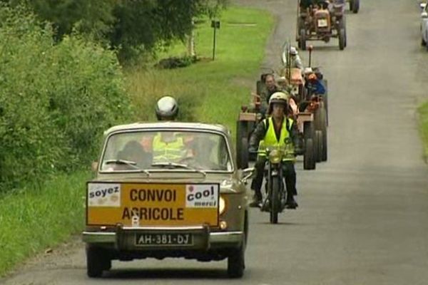 Dans le Cantal à Labrousse, un groupe de passionnés organisait dimanche 3 août une "ronde des vieux tracteurs", un défilé à la gloire des débuts du machinisme agricole.