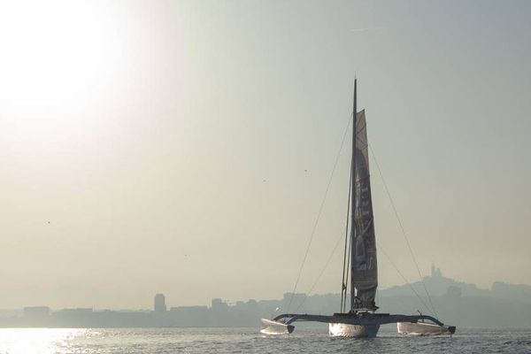 Le trimaran Idec à l'entrée du port de Marseille.