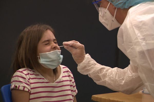 Une collégienne se fait dépister à Chasseneuil-sur-Bonnieure (en Charente), ce jeudi 10 septembre, après la détection d'un cas de coronavirus dans son école. 